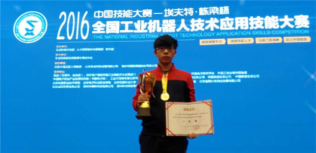 图4 智能系参赛选手李志.jpg 图4 智能系参赛选手李志.jpg