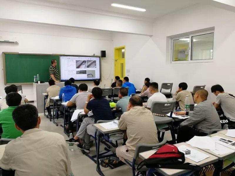 图1-智能系世赛项目教练为参赛选手培训.jpg
