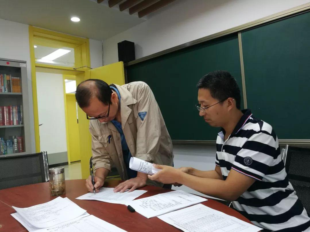 图2-理论监考教师领取试卷.jpg