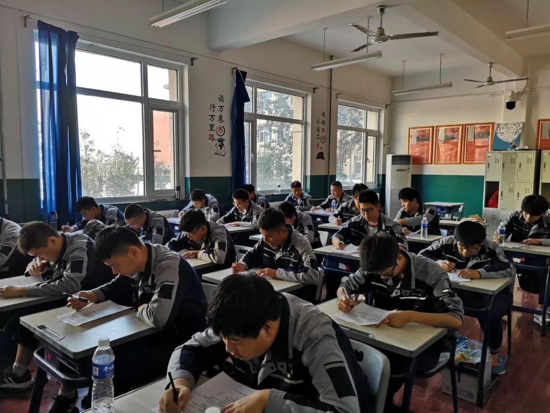 图4-理论考试现场.jpg